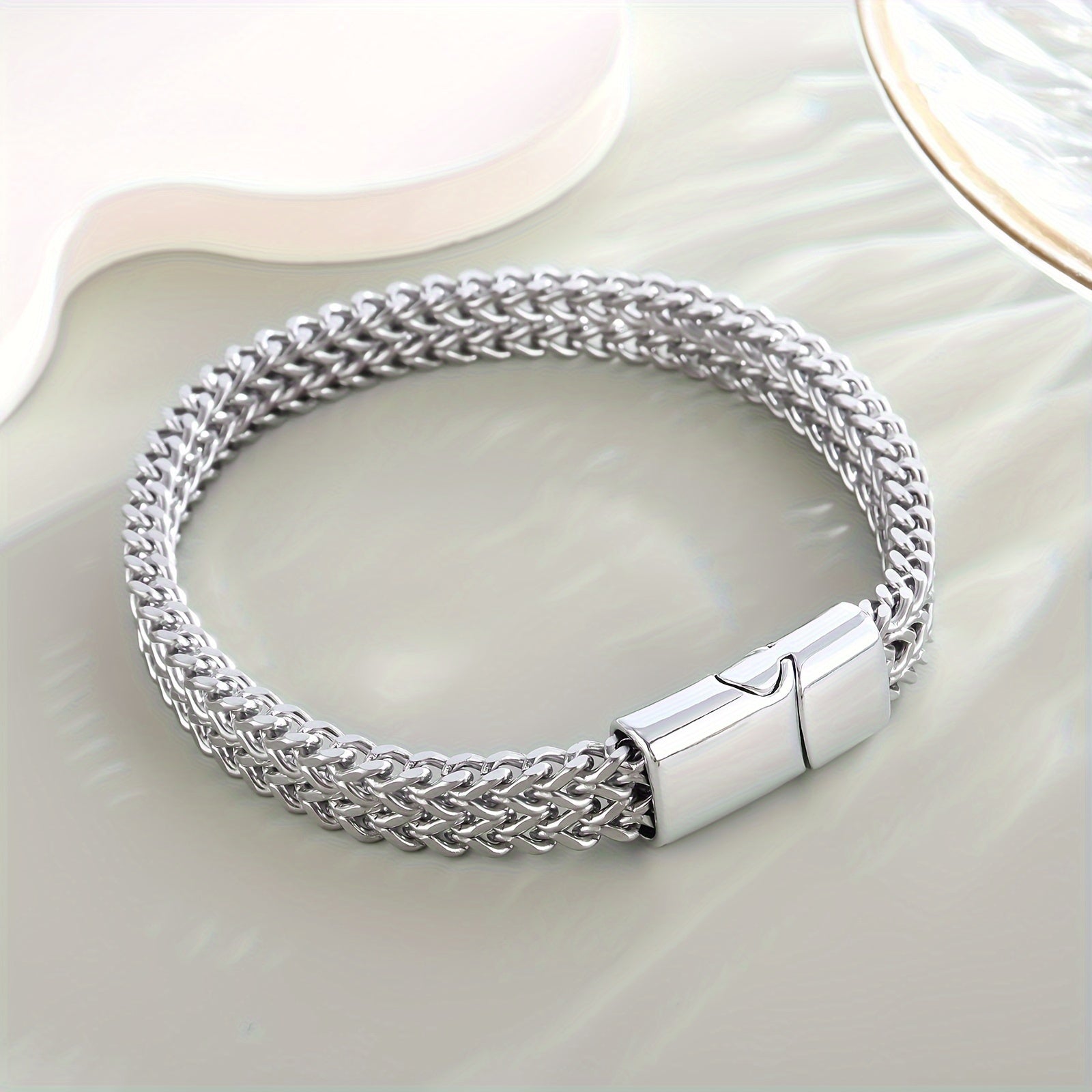 A Trendy Women's Bracelet With A Simple Style, Made Of Stainless Steel. It Has A Punk And Hip-hop Design, Suitable For Business, Daily Wear, Parties, Vacations, Birthdays, Anniversaries, And More.